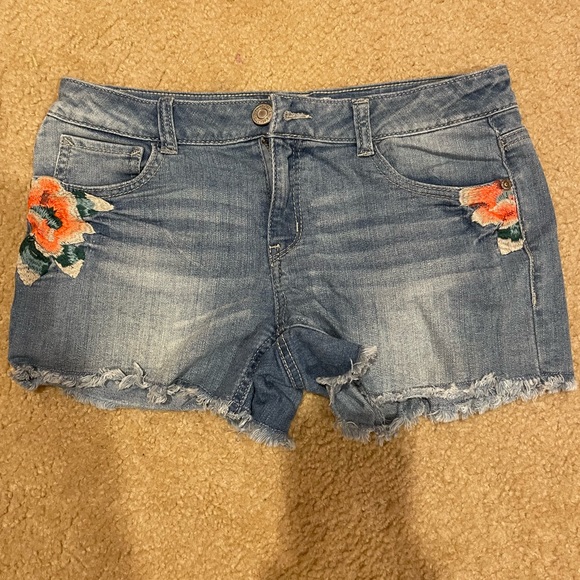Jean Shorts with Embroidered Design - Picture 2 of 3